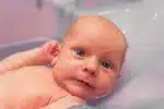 bain d'un bébé